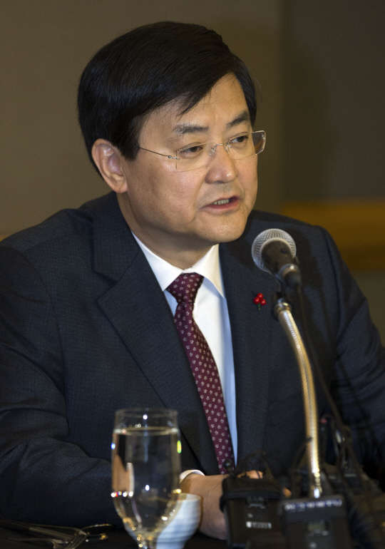 서승환 국토교통부 장관이 23일 오전 서울 서초구 JW메리어트호텔에서 열린 주택ㆍ건설업계 CEO 조찬간담회에서 모두발언을 하고 있다. 이날 간담회에서 서 장관은 기업형 주택임대사업 육성을 통한 중산층 주거혁신 방안에 대해 논의할 예정이다.